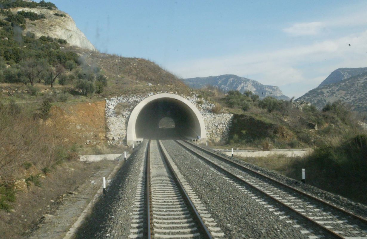 Παραμένει κλειστή η σήραγγα στα Τέμπη λόγω της κακοκαιρίας Bora – Προσπάθειες να ανοίξει αύριο στην κυκλοφορία, ένα λεπτό πριν κλείσει περνάει αμαξοστοιχία