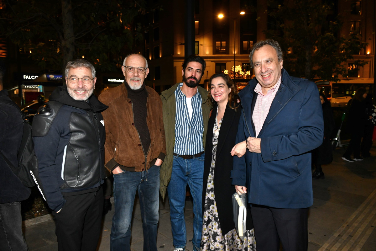 Στο παραπλήσιο δωμάτιο: Πολλοί επώνυμοι στην επίσημη πρεμιέρα της θεατρικής παράστασης – 36 Στο παραπλήσιο δωμάτιο: Πολλοί επώνυμοι στην επίσημη πρεμιέρα της θεατρικής παράστασης –