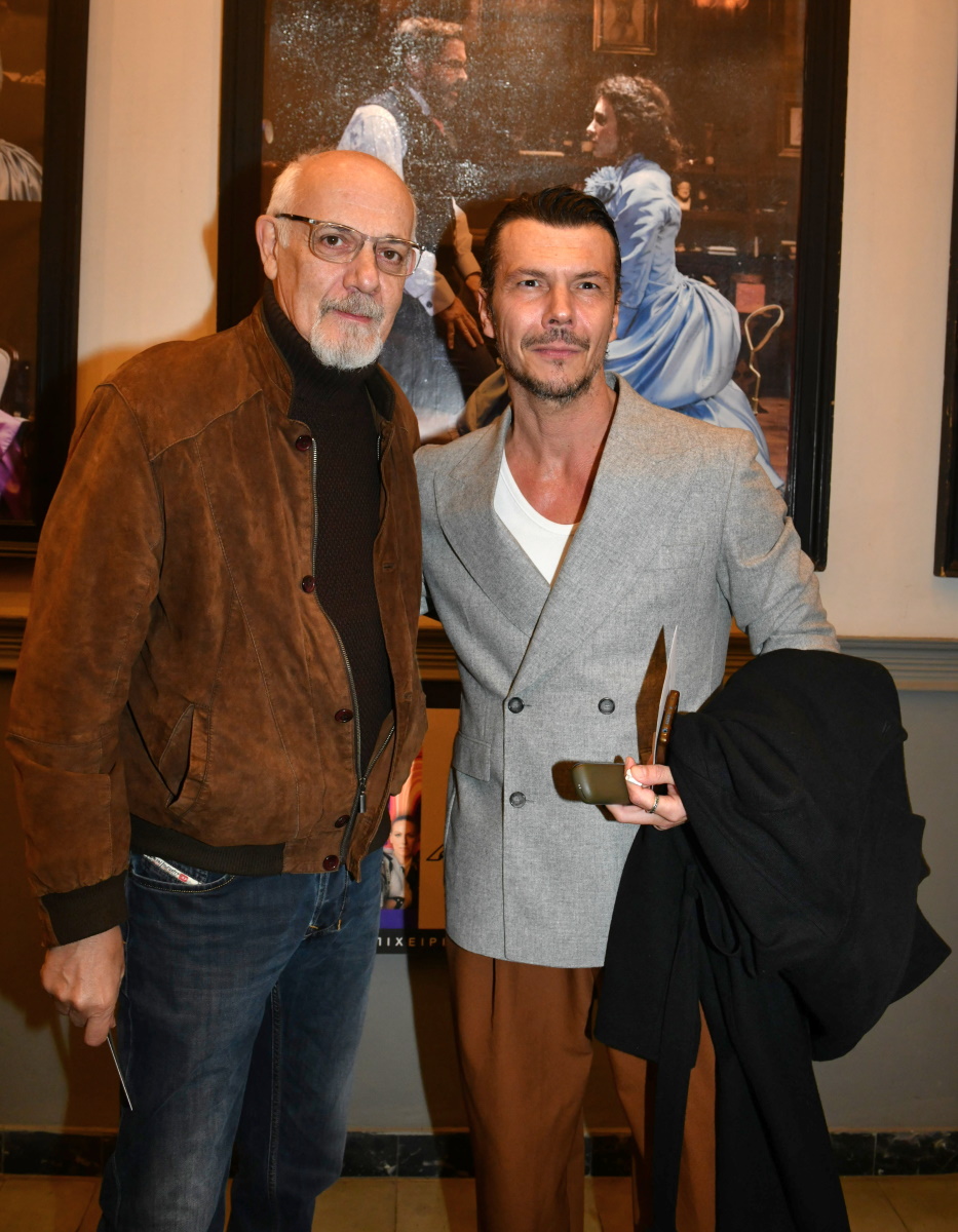 Στο παραπλήσιο δωμάτιο: Πολλοί επώνυμοι στην επίσημη πρεμιέρα της θεατρικής παράστασης – 37 Στο παραπλήσιο δωμάτιο: Πολλοί επώνυμοι στην επίσημη πρεμιέρα της θεατρικής παράστασης –