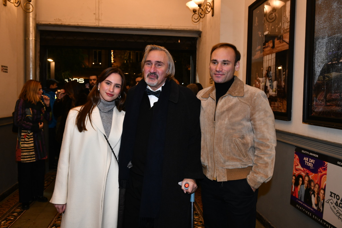 Στο παραπλήσιο δωμάτιο: Πολλοί επώνυμοι στην επίσημη πρεμιέρα της θεατρικής παράστασης – 40 Στο παραπλήσιο δωμάτιο: Πολλοί επώνυμοι στην επίσημη πρεμιέρα της θεατρικής παράστασης –