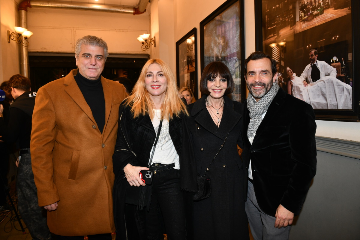 Στο παραπλήσιο δωμάτιο: Πολλοί επώνυμοι στην επίσημη πρεμιέρα της θεατρικής παράστασης – 31 Στο παραπλήσιο δωμάτιο: Πολλοί επώνυμοι στην επίσημη πρεμιέρα της θεατρικής παράστασης –