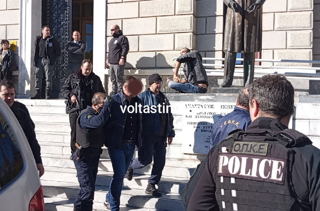 Επιτέθηκαν στον αστυνομικό της Βουλής κατά τη μεταφορά του στον Εισαγγελέα Τρίπολης – «Παλιάνθρωπε» του φώναζαν