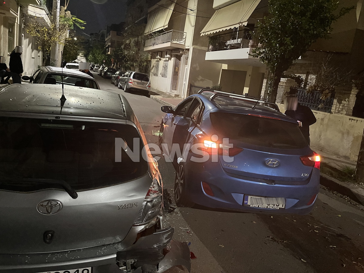 Τροχαίο στο Περιστέρι από «ανεξέλεγκτη» πορεία ΙΧ – Ο οδηγός χτύπησε τρία παρκαρισμένα αυτοκίνητα