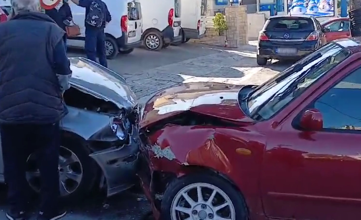 Καραμπόλα στη Μεταμόρφωση με έξι οχήματα: Μετωπική σύγκρουση και προσέγγιση σε δέντρο