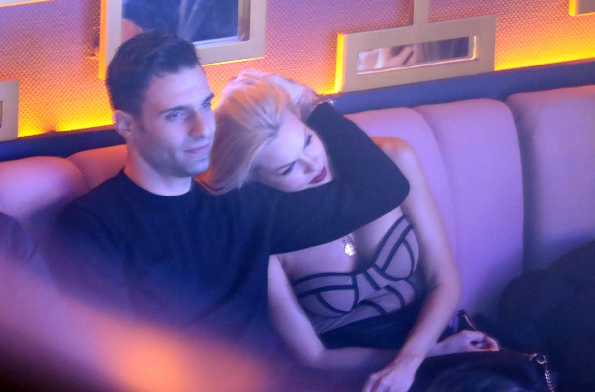 Βίκυ Κάβουρα – Γιώργος Τζαβέλλας: Σε ζεστές στιγμές σε βραδινή έξοδο – Φωτογραφίες 9 Βίκυ Κάβουρα – Γιώργος Τζαβέλλας: Σε ζεστές στιγμές σε βραδινή έξοδο – Φωτογραφίες