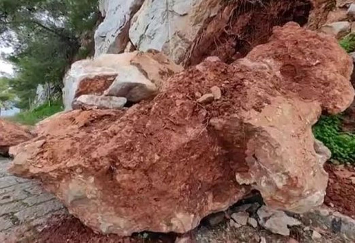 Απελευθερώθηκε βράχος στην Ακροναυπλία λόγω κατολίσθησης – Δεν σημειώθηκαν τραυματισμοί 1 Απελευθερώθηκε βράχος στην Ακροναυπλία λόγω κατολίσθησης – Δεν σημειώθηκαν τραυματισμοί