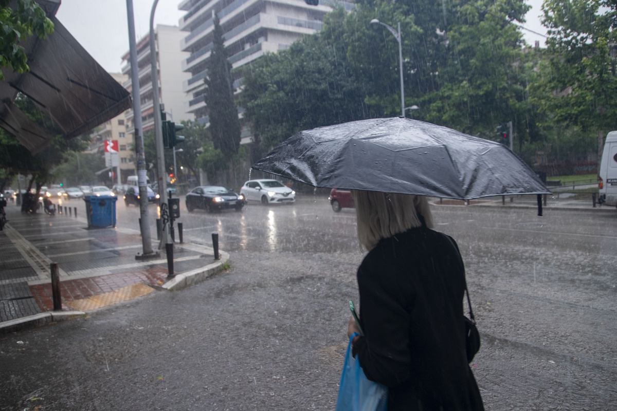 Καιρός σήμερα: Καταιγίδες και βροχές με θερμοκρασία έως 20 βαθμούς – Που θα χιονίσει