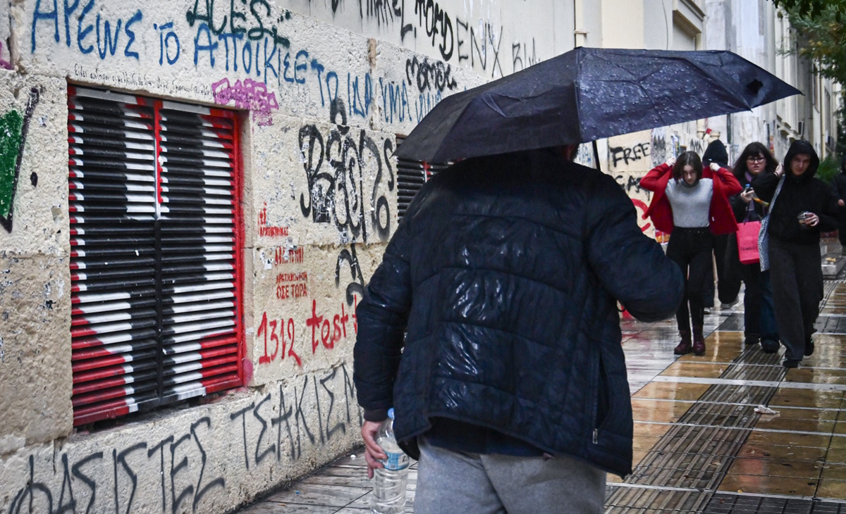 Καιρός σήμερα: Σποραδικές βροχές και καταιγίδες σε όλη τη χώρα – Που θα πέσει χιόνι