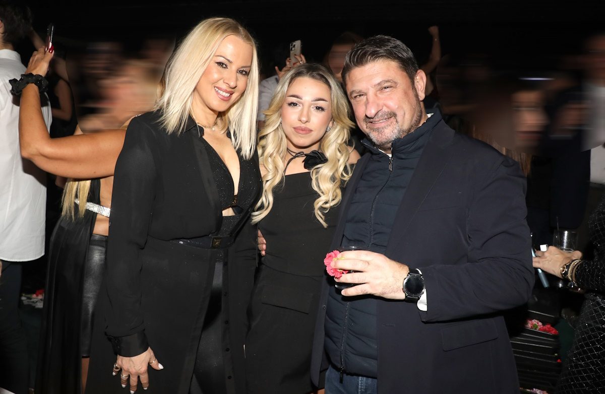 Νίκος Χαρδαλιάς: Διασκέδασε στα μπουζούκια με την γυναίκα του και την κόρη του – Φωτογραφίες