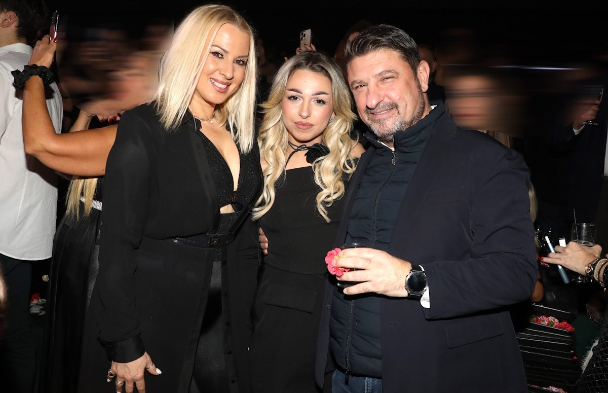 Νίκος Χαρδαλιάς: Διασκέδασε στα μπουζούκια με την γυναίκα του και την κόρη του – Φωτογραφίες