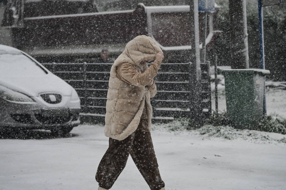 Πού χιονίζει τώρα: Ζωντανή εικόνα από την Αττική και όλη την Ελλάδα – Όσα πρέπει να ξέρετε