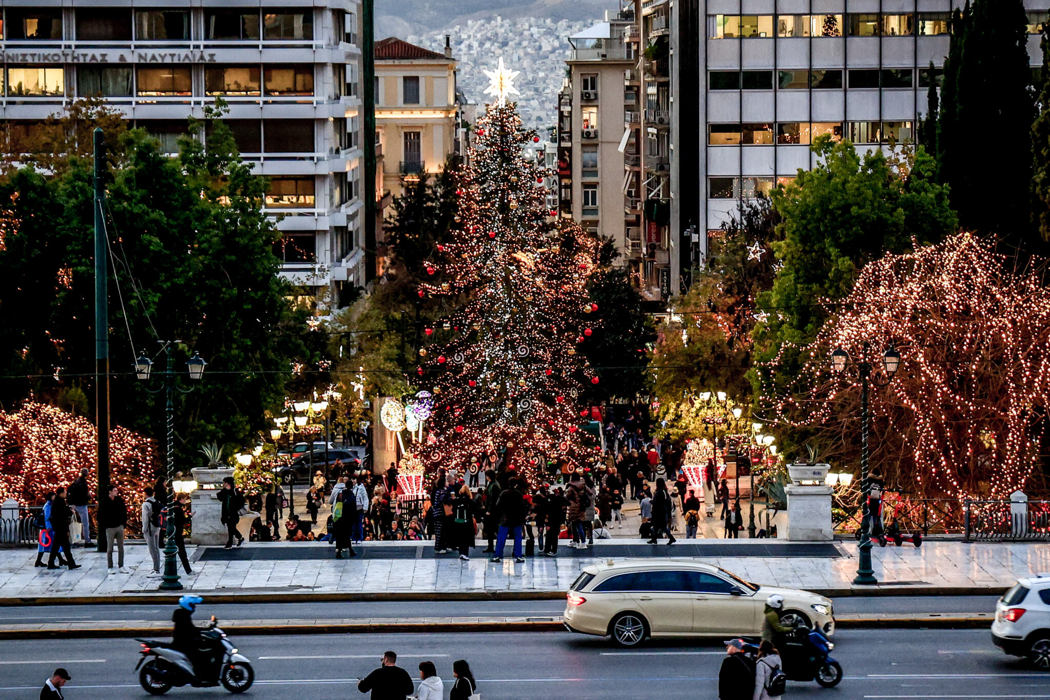 Καιρός: Βροχές και δυνατές καταιγίδες από το απόγευμα – Σε ποιες περιοχές θα χιονίσει τα Χριστούγεννα