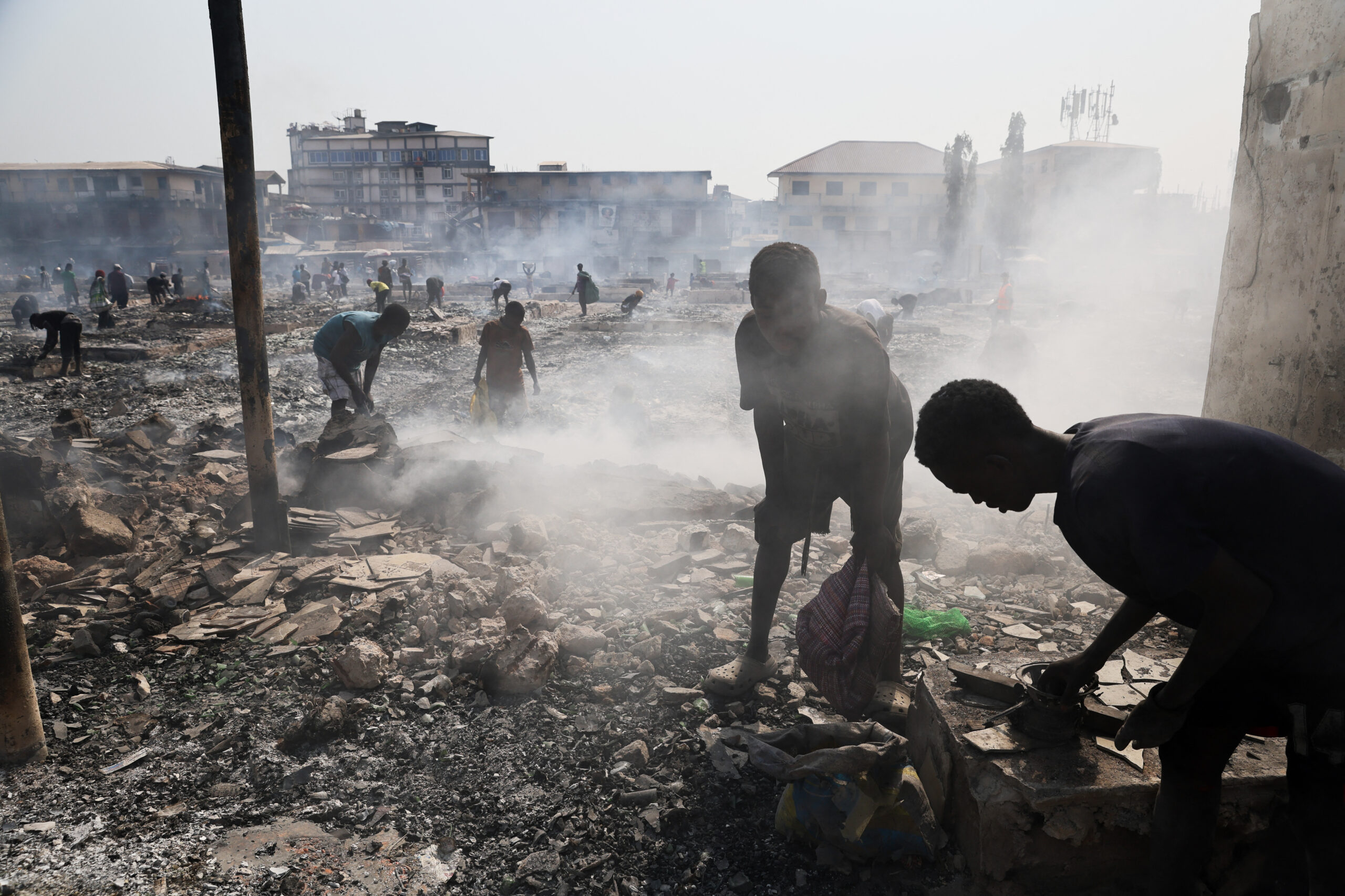 GHANA-FIRE Μεγάλη πυρκαγιά στη Γκάνα κατέστρεψε σημαντική αγορά μεταχειρισμένων ρούχων