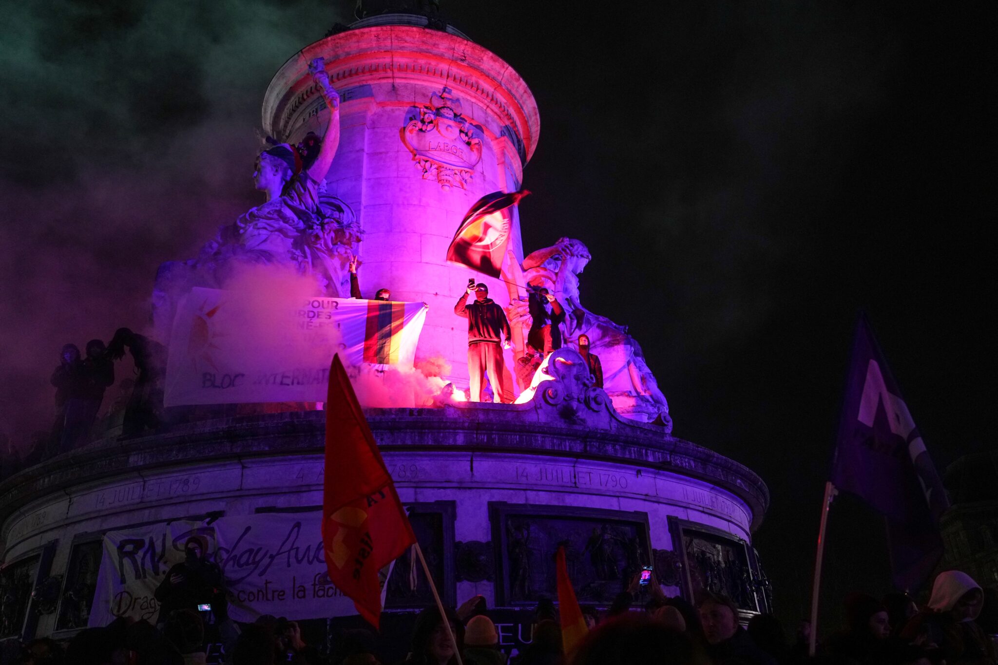 Το μισητό κτήνος δεν είναι νεκρό»: Χιλιάδες Γάλλοι γιόρτασαν τον θάνατο του Ζαν Μαρί Λεπέν 7 Το μισητό κτήνος δεν είναι νεκρό»: Χιλιάδες Γάλλοι γιόρτασαν τον θάνατο του Ζαν Μαρί Λεπέν