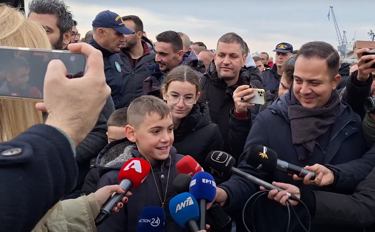 Θεσσαλονίκη: Παιδί 10 ετών βούτηξε στα νερά του Θερμαϊκού για τον σταυρό