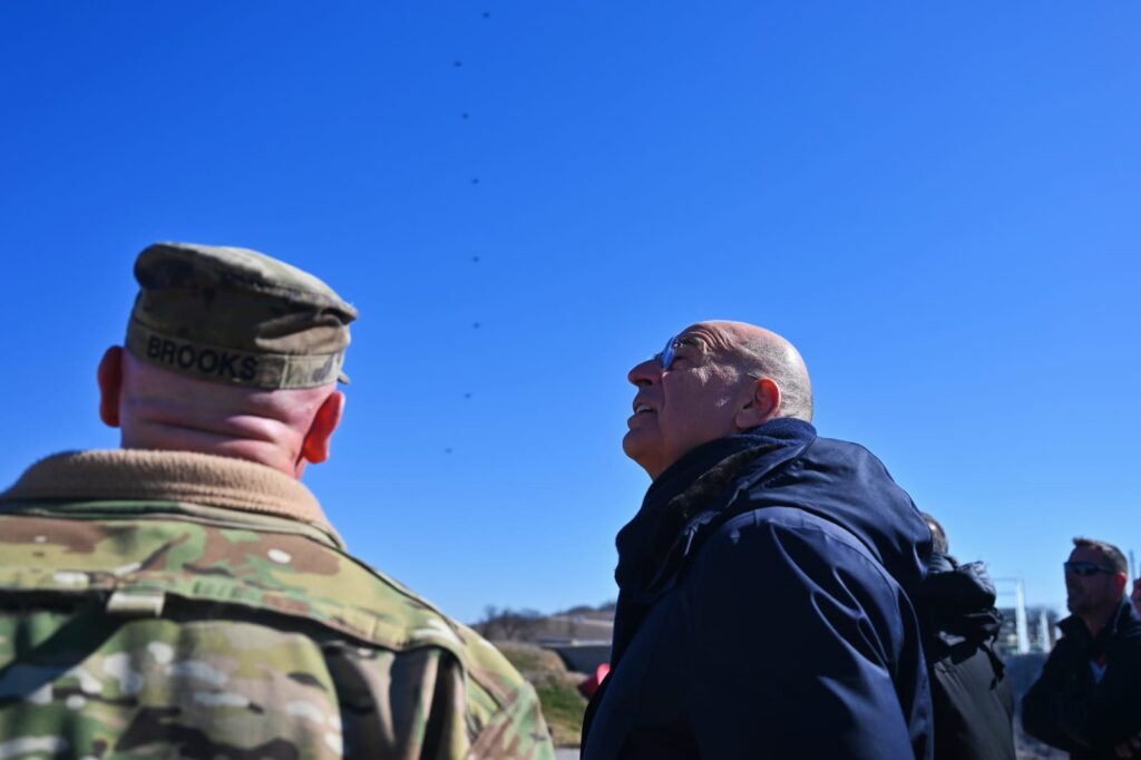 Επίσκεψη Δένδια στο Πανεπιστήμιο Καταπολέμησης Μη Επανδρωμένων Εναέριων Συστημάτων στην Οκλαχόμα 3 Επίσκεψη Δένδια στο Πανεπιστήμιο Καταπολέμησης Μη Επανδρωμένων Εναέριων Συστημάτων στην Οκλαχόμα