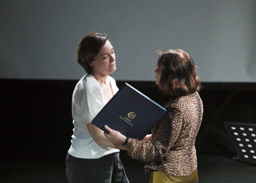 Μαρία Πρωτόπαππα: Νικήτρια στο βραβείο «Μάγια Λυμπεροπούλου» – Η σπάνια δημόσια εμφάνιση της καλλιτέχνιδας 14 Μαρία Πρωτόπαππα: Νικήτρια στο βραβείο «Μάγια Λυμπεροπούλου» – Η σπάνια δημόσια εμφάνιση της καλλιτέχνιδας