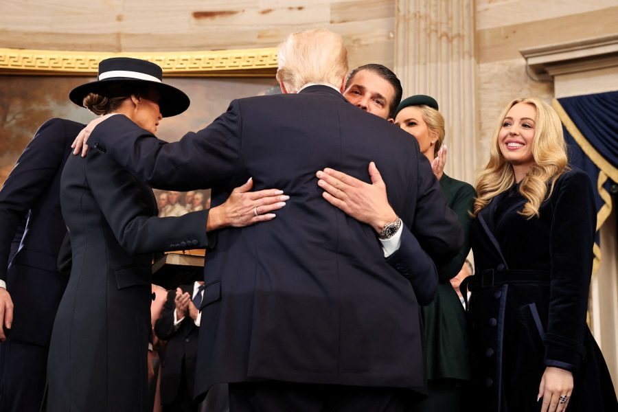 Ντόναλντ Τραμπ: Ορκίστηκε 47ος Πρόεδρος των ΗΠΑ – Αγκαλιές και χάδια με τις κόρες του
