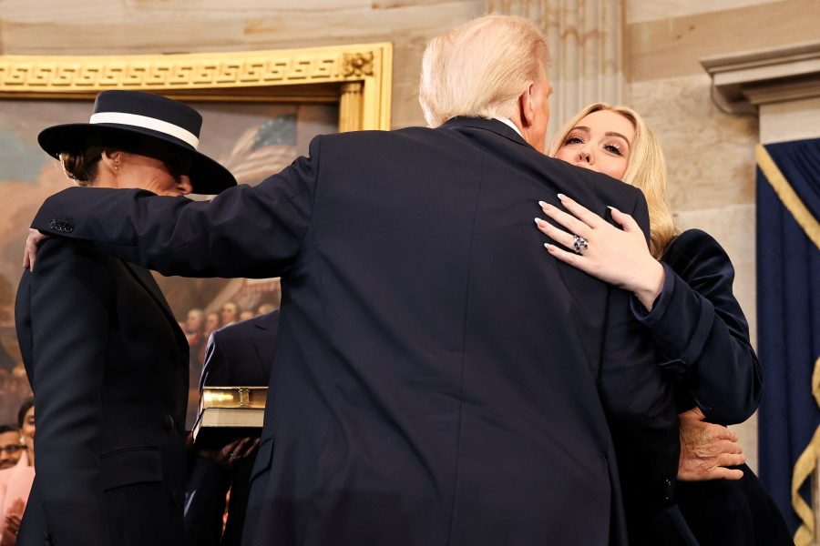 Ντόναλντ Τραμπ: Ορκίστηκε 47ος Πρόεδρος των ΗΠΑ – Αγκαλιές και χάδια με τις κόρες του