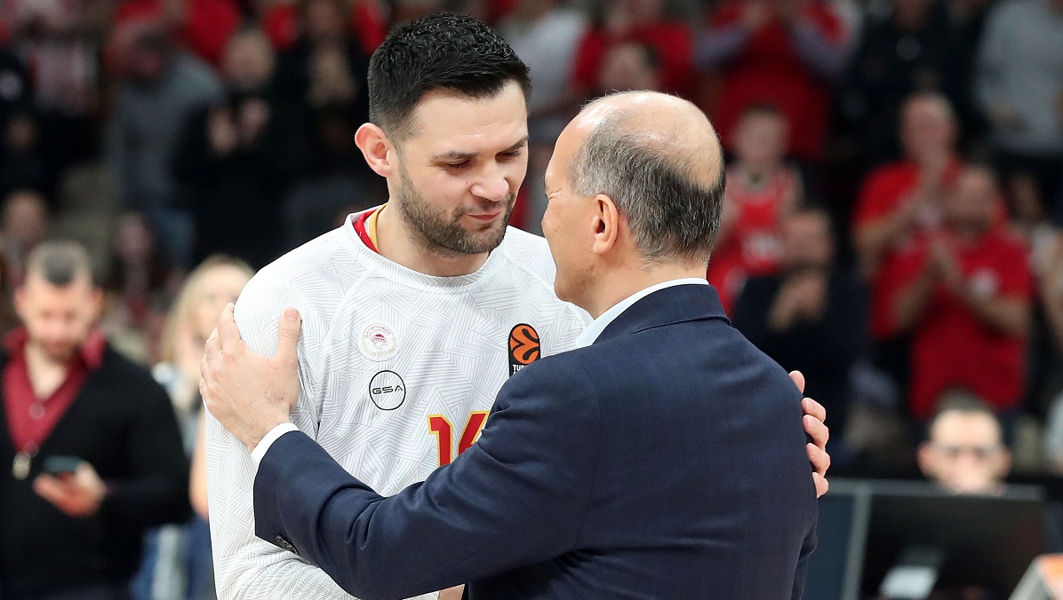 Βράβευσαν τον Παπανικολάου οι οικογένεια Αγγελόπουλου 2 Βράβευσαν τον Παπανικολάου οι οικογένεια Αγγελόπουλου