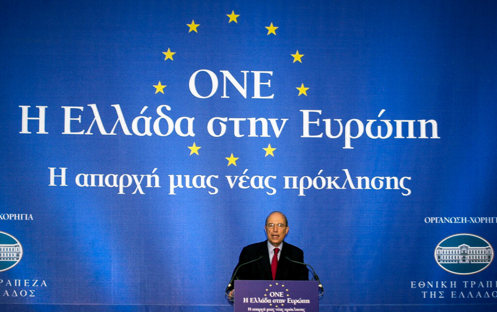 Με τις τιμές εν ενεργεία πρωθυπουργού την Πέμπτη η κηδεία του Κώστα Σημίτη – Τετραήμερο πένθος για τον θάνατό του 4 Η ζωή, το έργο και η παρακαταθήκη του Κώστα Σημίτη – Τετραήμερο εθνικό πένθος, συγκινητικά μηνύματα συνοδοιπόρων και αντιπάλων