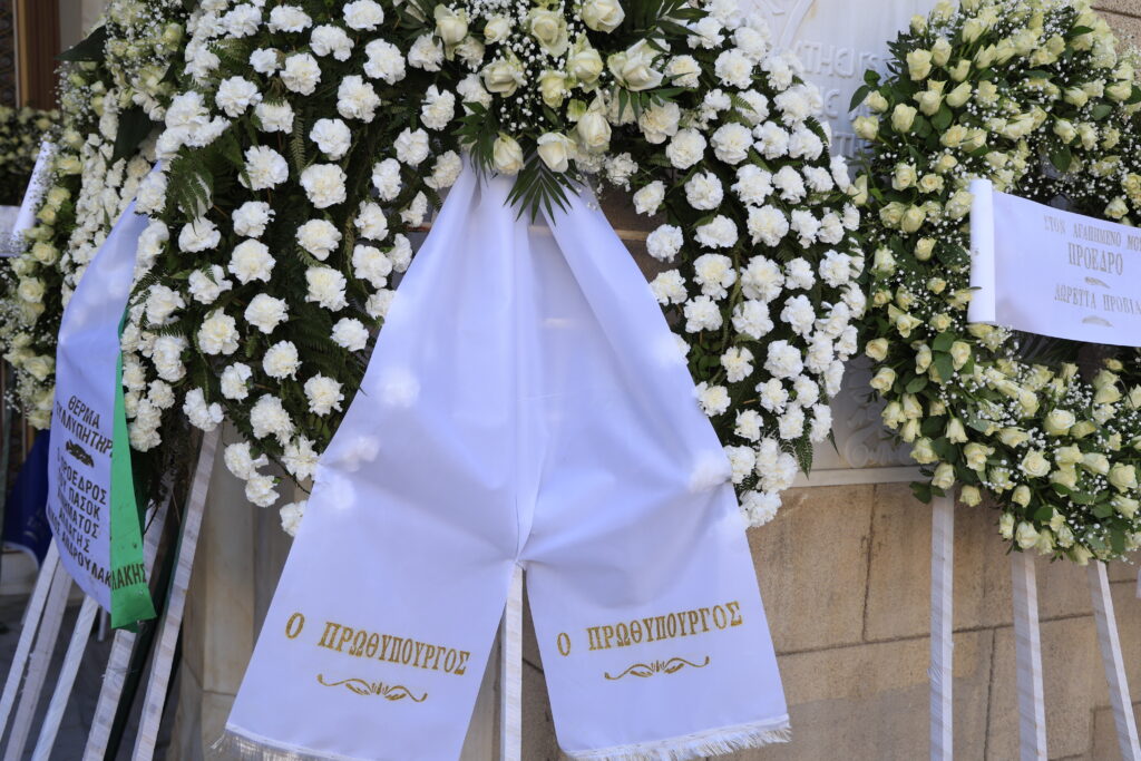 Live ο τελευταίος αποχαιρετισμός στον Κώστα Σημίτη με τιμές πρωθυπουργού 2 Live ο τελευταίος αποχαιρετισμός στον Κώστα Σημίτη με τιμές πρωθυπουργού