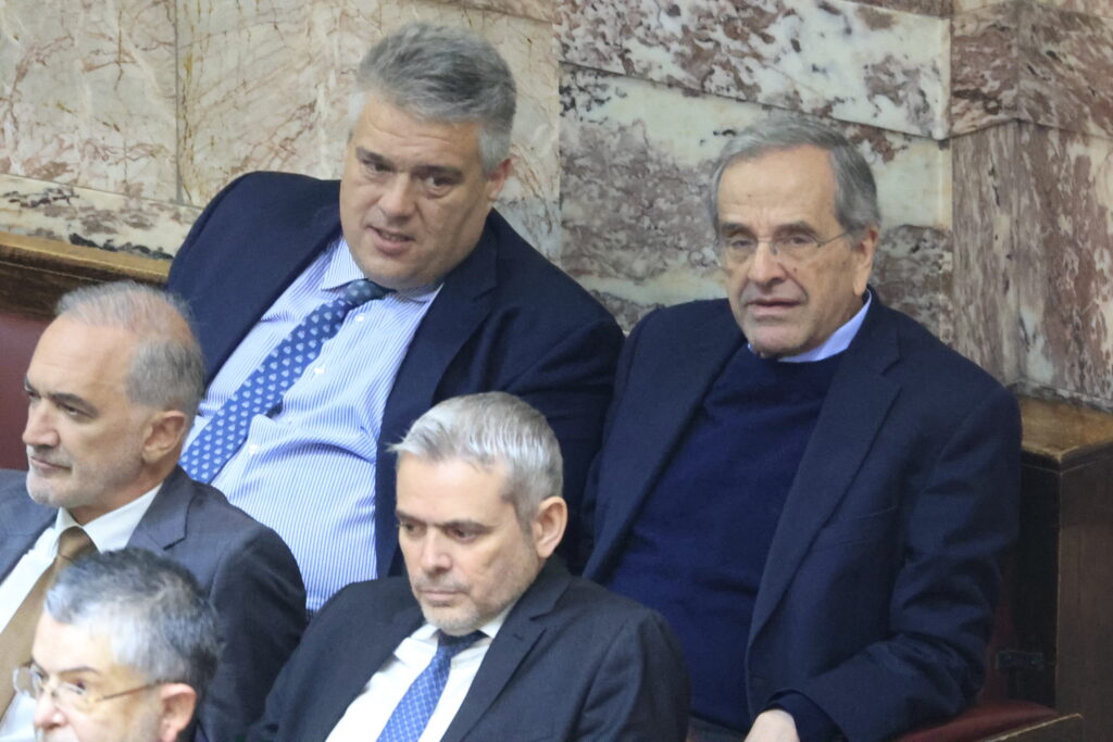 Βουλή: Σημαντικά στιγμιότυπα κατά την ψηφοφορία στην Ολομέλεια για την εκλογή Προέδρου της Δημοκρατίας 6 Βουλή: Σημαντικά στιγμιότυπα κατά την ψηφοφορία στην Ολομέλεια για την εκλογή Προέδρου της Δημοκρατίας