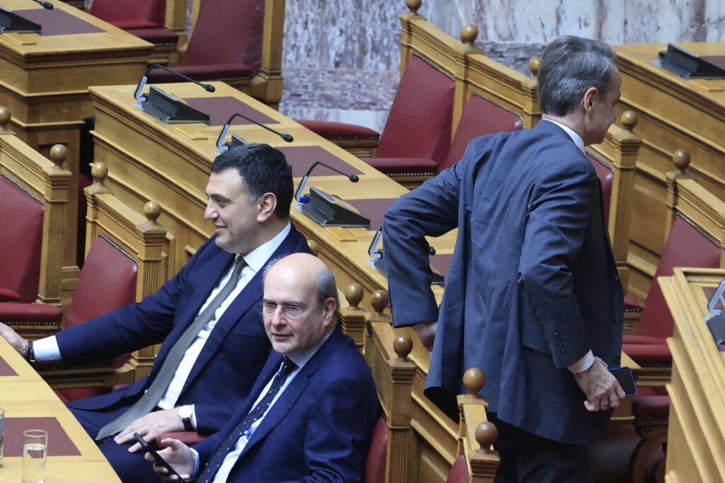 Βουλή: Σημαντικά στιγμιότυπα κατά την ψηφοφορία στην Ολομέλεια για την εκλογή Προέδρου της Δημοκρατίας 5 Βουλή: Σημαντικά στιγμιότυπα κατά την ψηφοφορία στην Ολομέλεια για την εκλογή Προέδρου της Δημοκρατίας