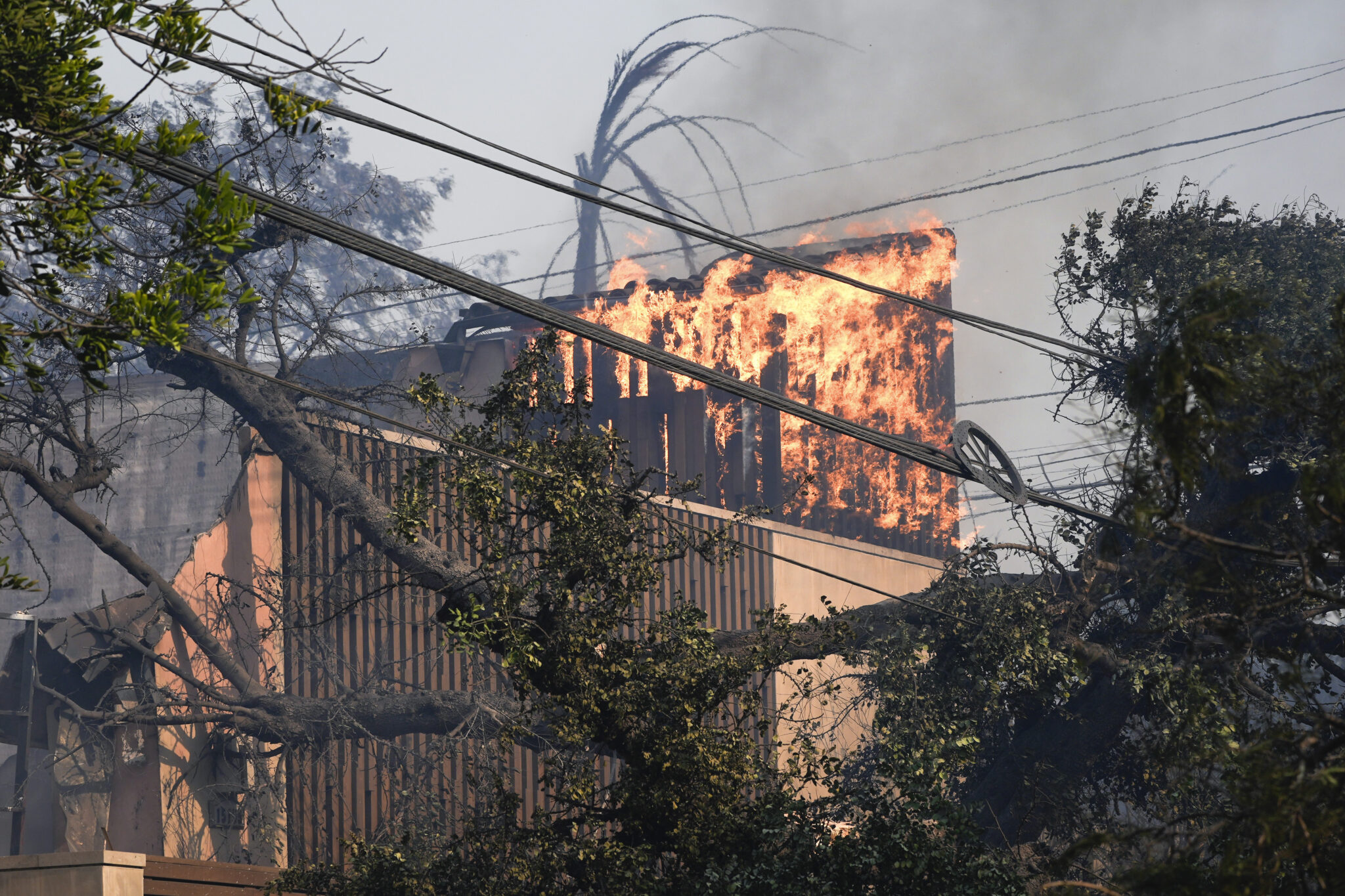 Σε πύρινο κλοιό το Λος Άντζελες: Σπίτια και υποδομές έχουν γίνει καπνός – Φόβοι ότι τα θύματα θα μεγαλώσουν 8 Σε πύρινο κλοιό το Λος Άντζελες: Σπίτια και υποδομές έχουν γίνει καπνός – Φόβοι ότι τα θύματα θα μεγαλώσουν