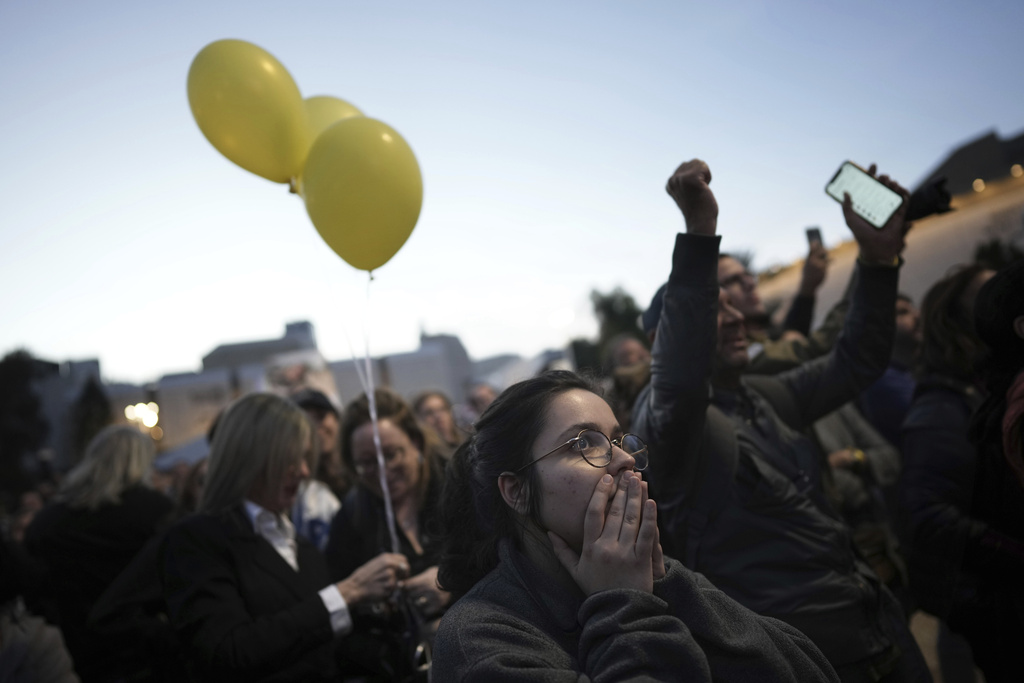 Τελ Αβίβ: Ανυπομονησία και δάκρυα για την απελευθέρωση των πρώτων ομήρων – Συγκινητικές σκηνές 18 Τελ Αβίβ: Ανυπομονησία και δάκρυα για την απελευθέρωση των πρώτων ομήρων – Συγκινητικές σκηνές