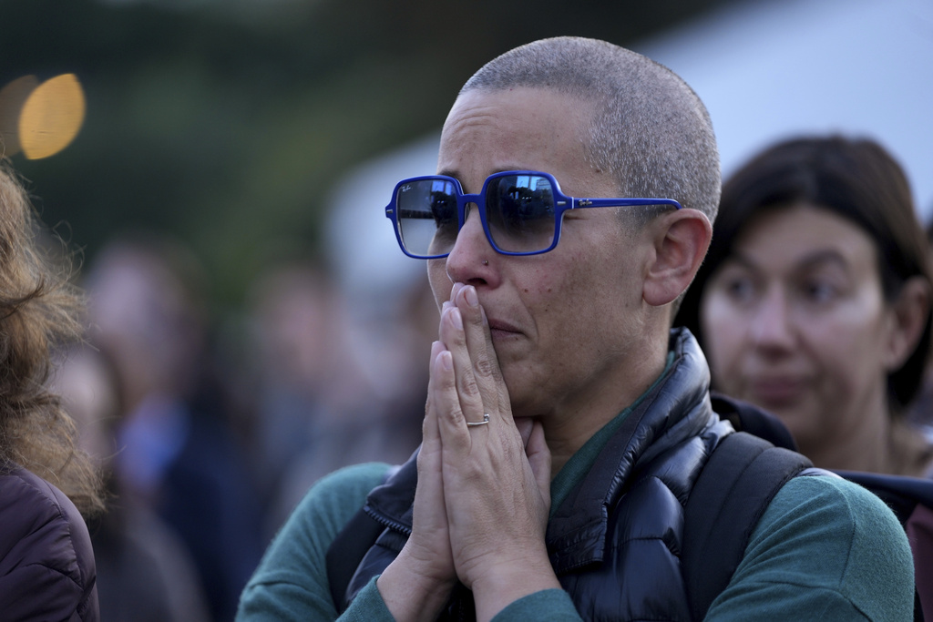 Τελ Αβίβ: Ανυπομονησία και δάκρυα για την απελευθέρωση των πρώτων ομήρων – Συγκινητικές σκηνές 13 Τελ Αβίβ: Ανυπομονησία και δάκρυα για την απελευθέρωση των πρώτων ομήρων – Συγκινητικές σκηνές