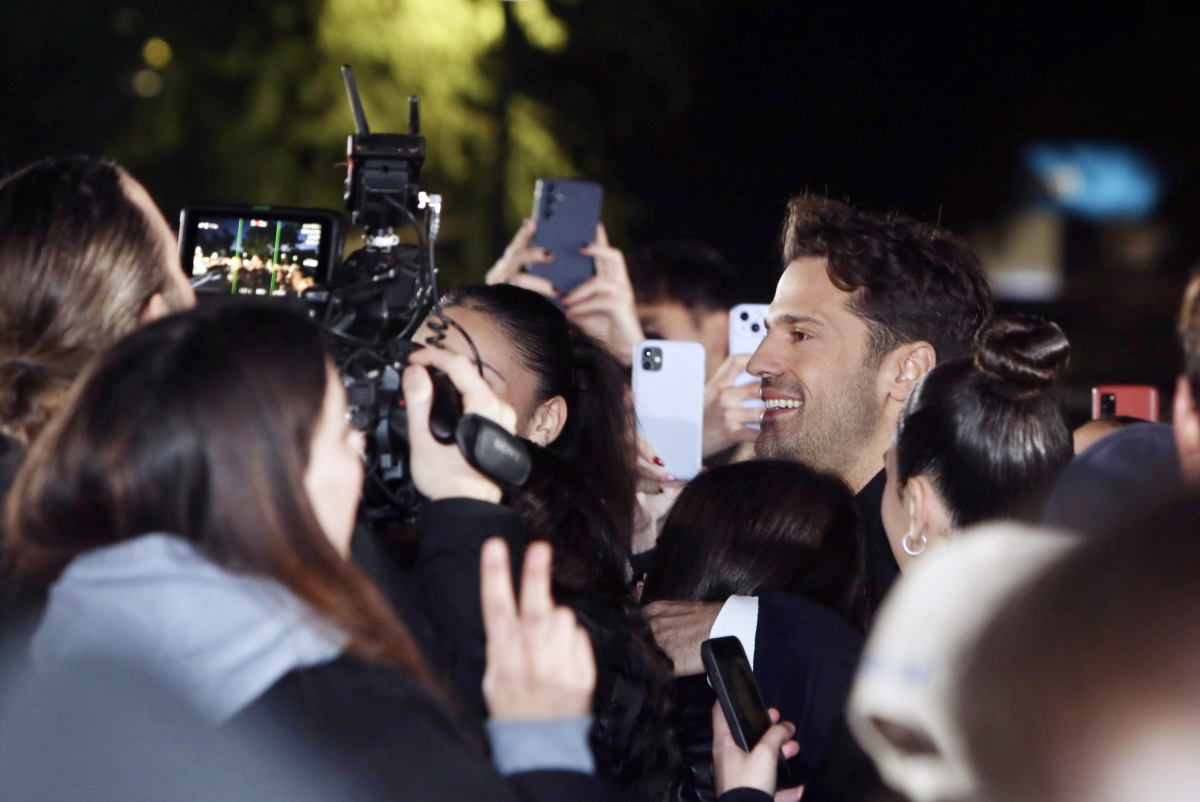 Κωνσταντίνος Αργυρός: Επέστρεψε στην παλιά του γειτονιά στο Ίλιον και χειροκροτήθηκε από τον κόσμο 7 Κωνσταντίνος Αργυρός: Επέστρεψε στην παλιά του γειτονιά στο Ίλιον και χειροκροτήθηκε από τον κόσμο