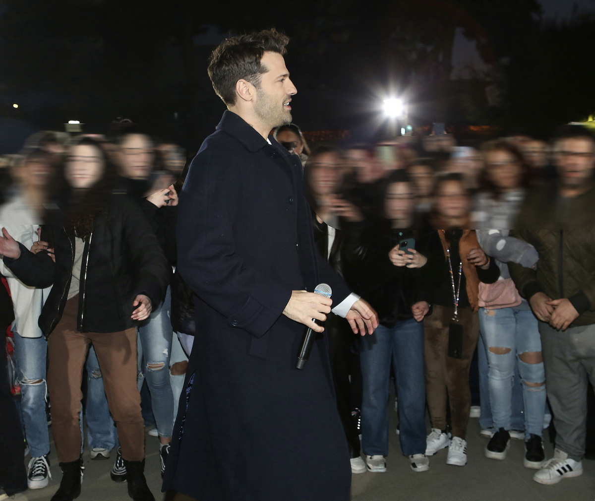 Κωνσταντίνος Αργυρός: Επέστρεψε στην παλιά του γειτονιά στο Ίλιον και χειροκροτήθηκε από τον κόσμο 6 Κωνσταντίνος Αργυρός: Επέστρεψε στην παλιά του γειτονιά στο Ίλιον και χειροκροτήθηκε από τον κόσμο