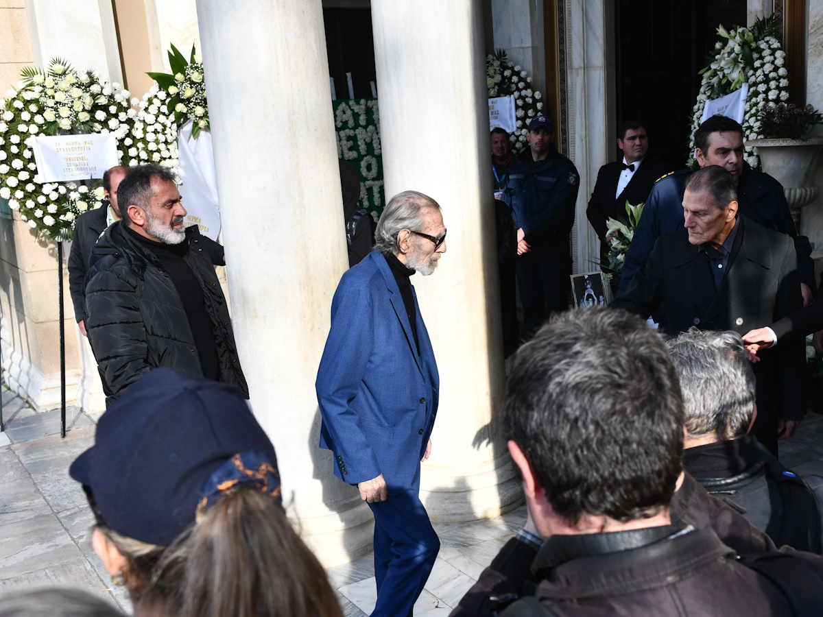 Μίμης Δομάζος: Πλήθος φίλων στην κηδεία του «στρατηγού» του ελληνικού ποδοσφαίρου – Ποιοι έσπευσαν να «παρέβουν» 20 Μίμης Δομάζος: Πλήθος φίλων στην κηδεία του «στρατηγού» του ελληνικού ποδοσφαίρου – Ποιοι έσπευσαν να «παρέβουν»