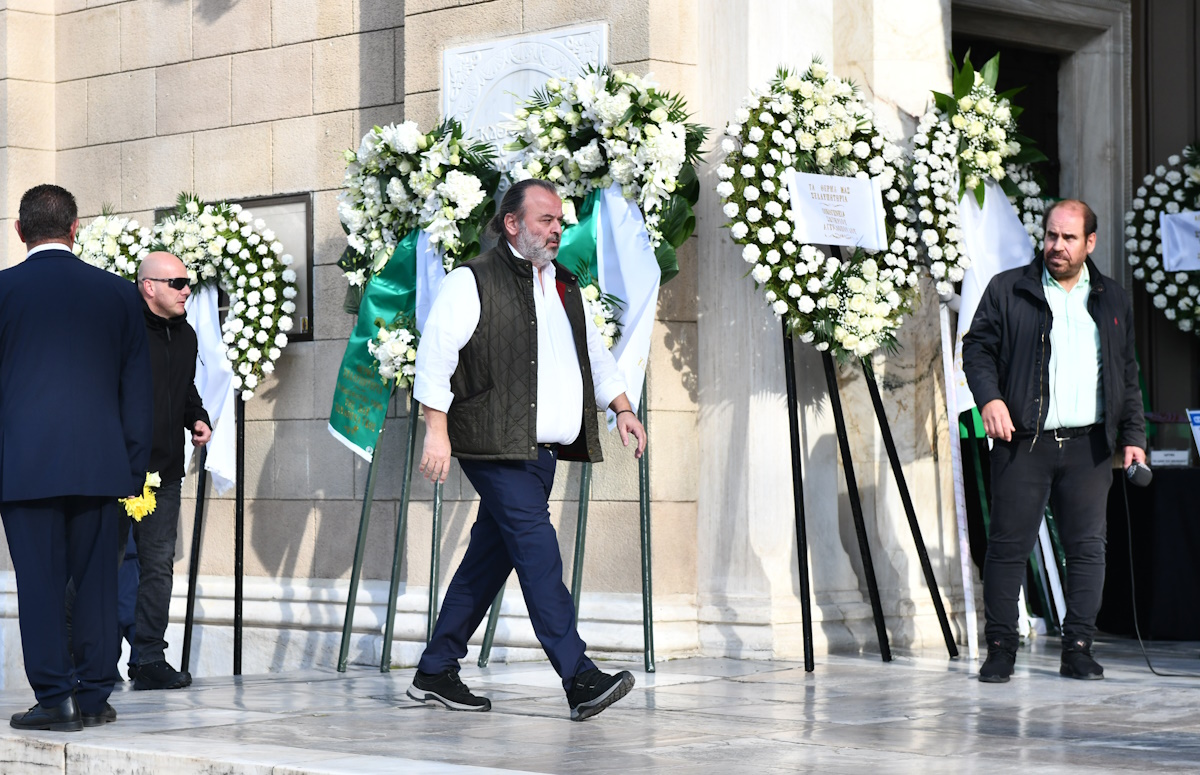 Μίμης Δομάζος: Πλήθος φίλων στην κηδεία του «στρατηγού» του ελληνικού ποδοσφαίρου – Ποιοι έσπευσαν να «παρέβουν» 21 Μίμης Δομάζος: Πλήθος φίλων στην κηδεία του «στρατηγού» του ελληνικού ποδοσφαίρου – Ποιοι έσπευσαν να «παρέβουν»