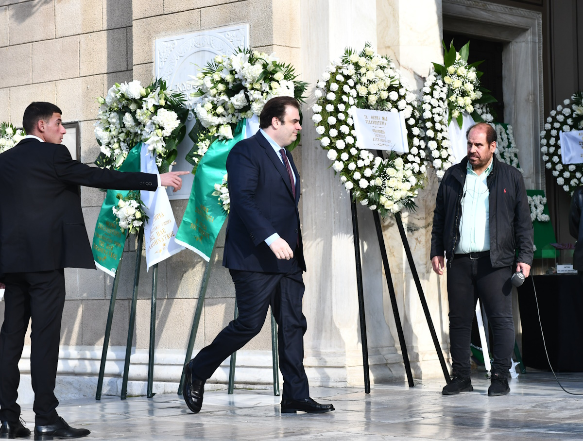 Μίμης Δομάζος: Πλήθος φίλων στην κηδεία του «στρατηγού» του ελληνικού ποδοσφαίρου – Ποιοι έσπευσαν να «παρέβουν» 22 Μίμης Δομάζος: Πλήθος φίλων στην κηδεία του «στρατηγού» του ελληνικού ποδοσφαίρου – Ποιοι έσπευσαν να «παρέβουν»