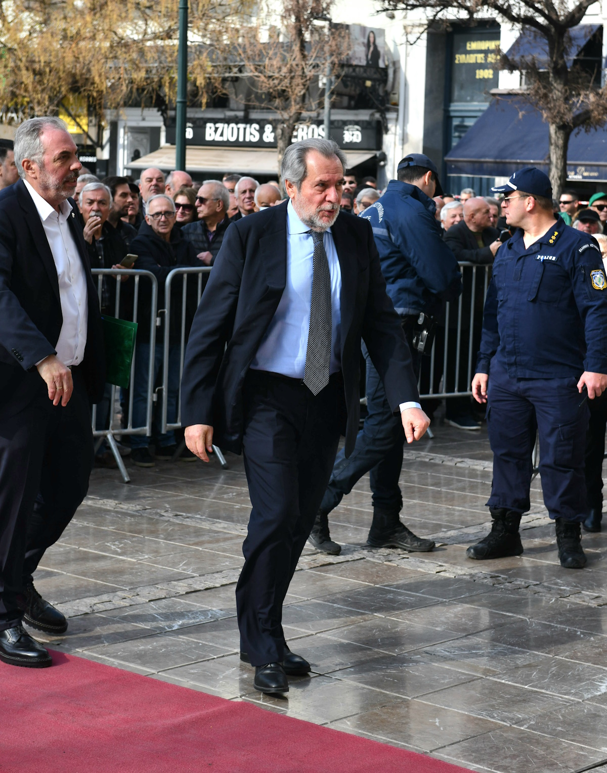 Μίμης Δομάζος: Πλήθος φίλων στην κηδεία του «στρατηγού» του ελληνικού ποδοσφαίρου – Ποιοι έσπευσαν να «παρέβουν» 25 Μίμης Δομάζος: Πλήθος φίλων στην κηδεία του «στρατηγού» του ελληνικού ποδοσφαίρου – Ποιοι έσπευσαν να «παρέβουν»