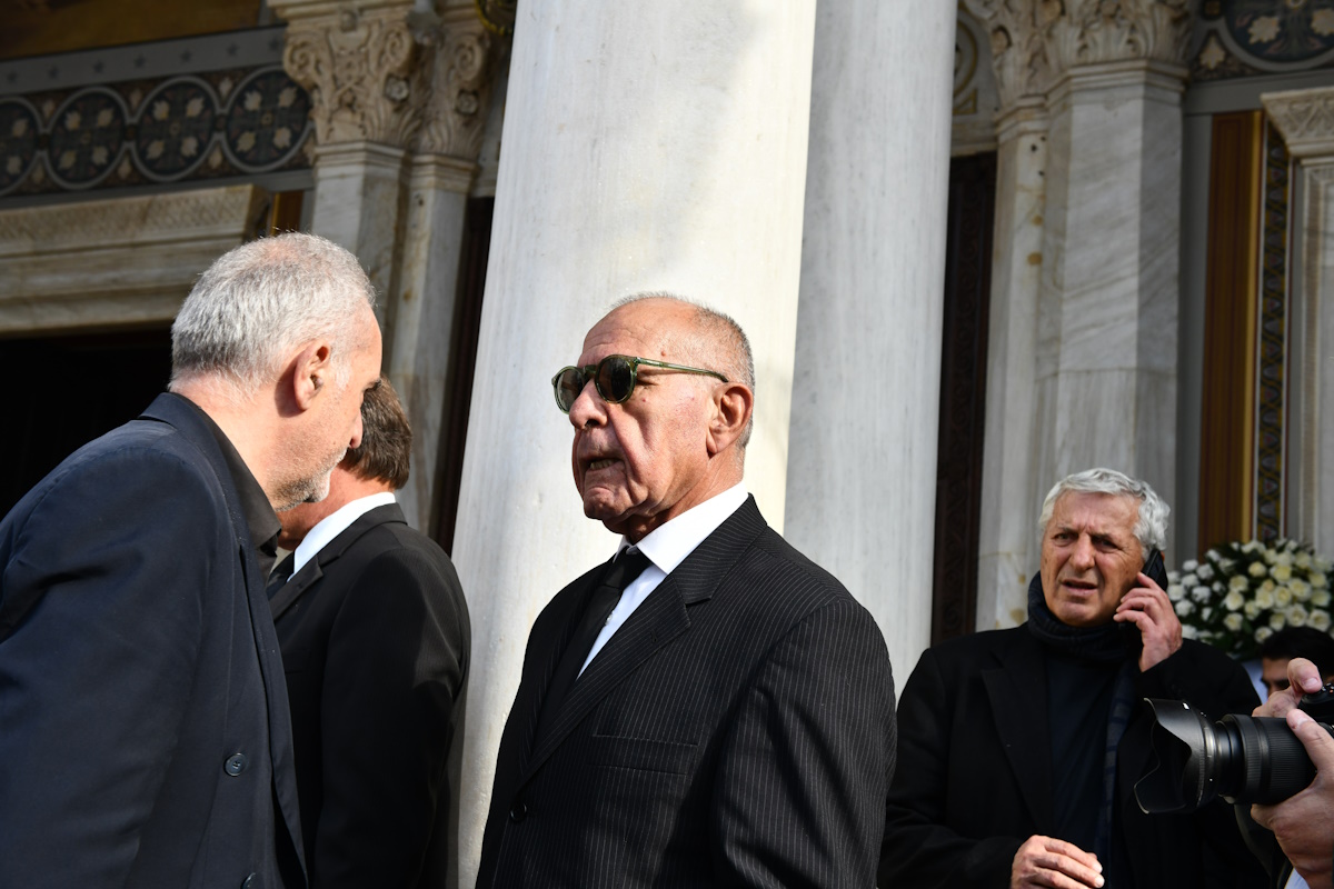 Μίμης Δομάζος: Πλήθος φίλων στην κηδεία του «στρατηγού» του ελληνικού ποδοσφαίρου – Ποιοι έσπευσαν να «παρέβουν» 27 Μίμης Δομάζος: Πλήθος φίλων στην κηδεία του «στρατηγού» του ελληνικού ποδοσφαίρου – Ποιοι έσπευσαν να «παρέβουν»