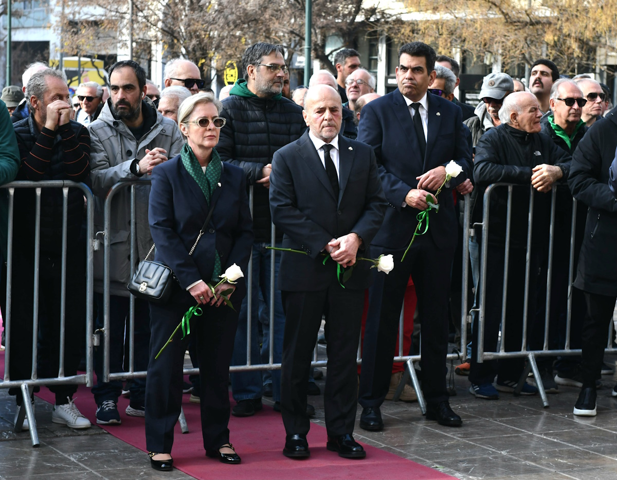 Μίμης Δομάζος: Πλήθος φίλων στην κηδεία του «στρατηγού» του ελληνικού ποδοσφαίρου – Ποιοι έσπευσαν να «παρέβουν» 28 Μίμης Δομάζος: Πλήθος φίλων στην κηδεία του «στρατηγού» του ελληνικού ποδοσφαίρου – Ποιοι έσπευσαν να «παρέβουν»