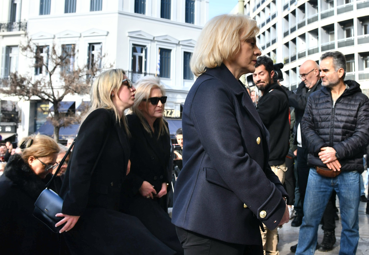 Μίμης Δομάζος: Πλήθος φίλων στην κηδεία του «στρατηγού» του ελληνικού ποδοσφαίρου – Ποιοι έσπευσαν να «παρέβουν» 17 Μίμης Δομάζος: Πλήθος φίλων στην κηδεία του «στρατηγού» του ελληνικού ποδοσφαίρου – Ποιοι έσπευσαν να «παρέβουν»