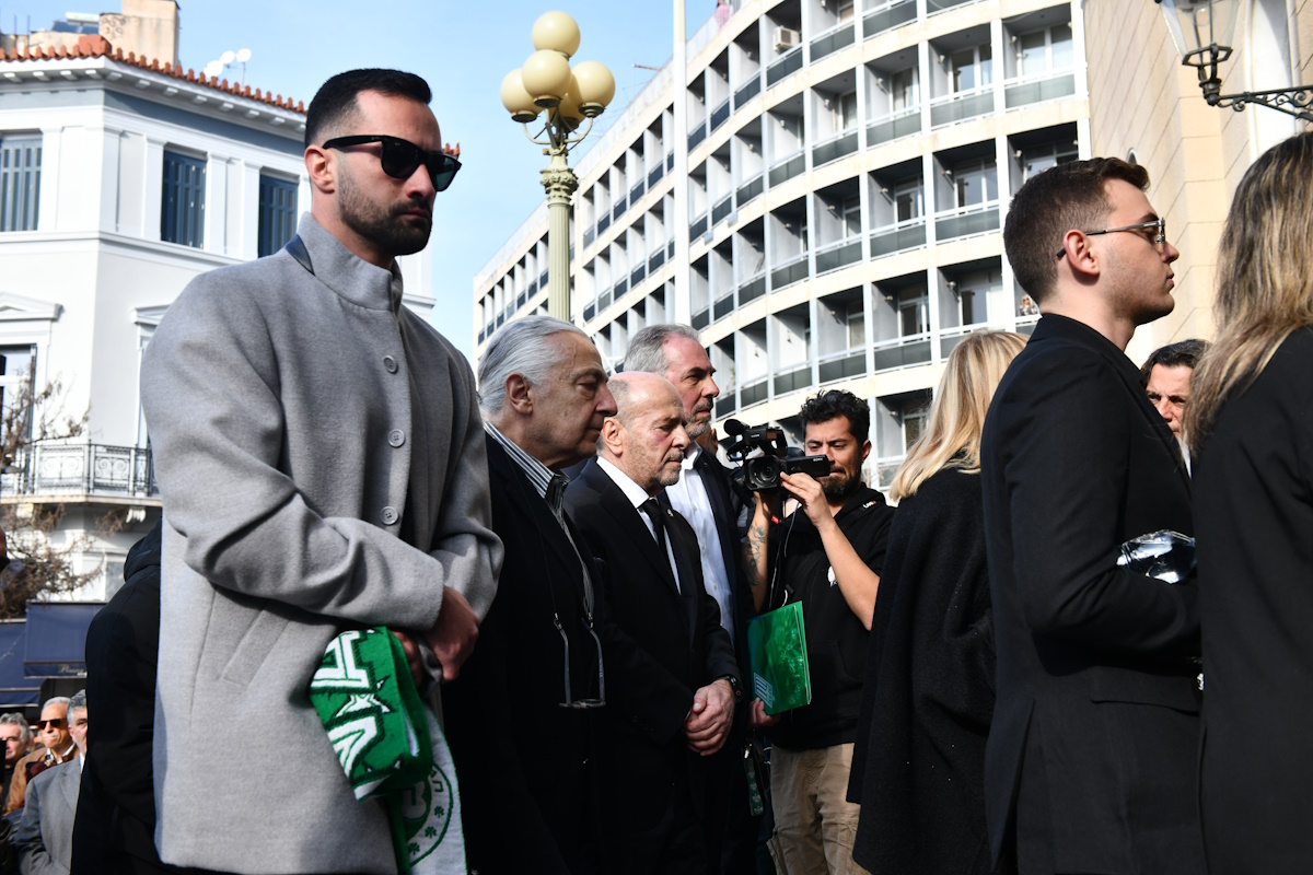 Μίμης Δομάζος: Πλήθος φίλων στην κηδεία του «στρατηγού» του ελληνικού ποδοσφαίρου – Ποιοι έσπευσαν να «παρέβουν» 18 Μίμης Δομάζος: Πλήθος φίλων στην κηδεία του «στρατηγού» του ελληνικού ποδοσφαίρου – Ποιοι έσπευσαν να «παρέβουν»