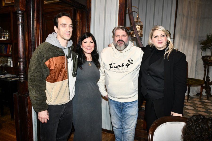 Στο διπλανό δωμάτιο ή το έργο του δονητή»: Το TLIFE στη γιορτή της πίτας στο θέατρο Βρετάνια – Ποιος ηθοποιός κέρδισε το φλουρί