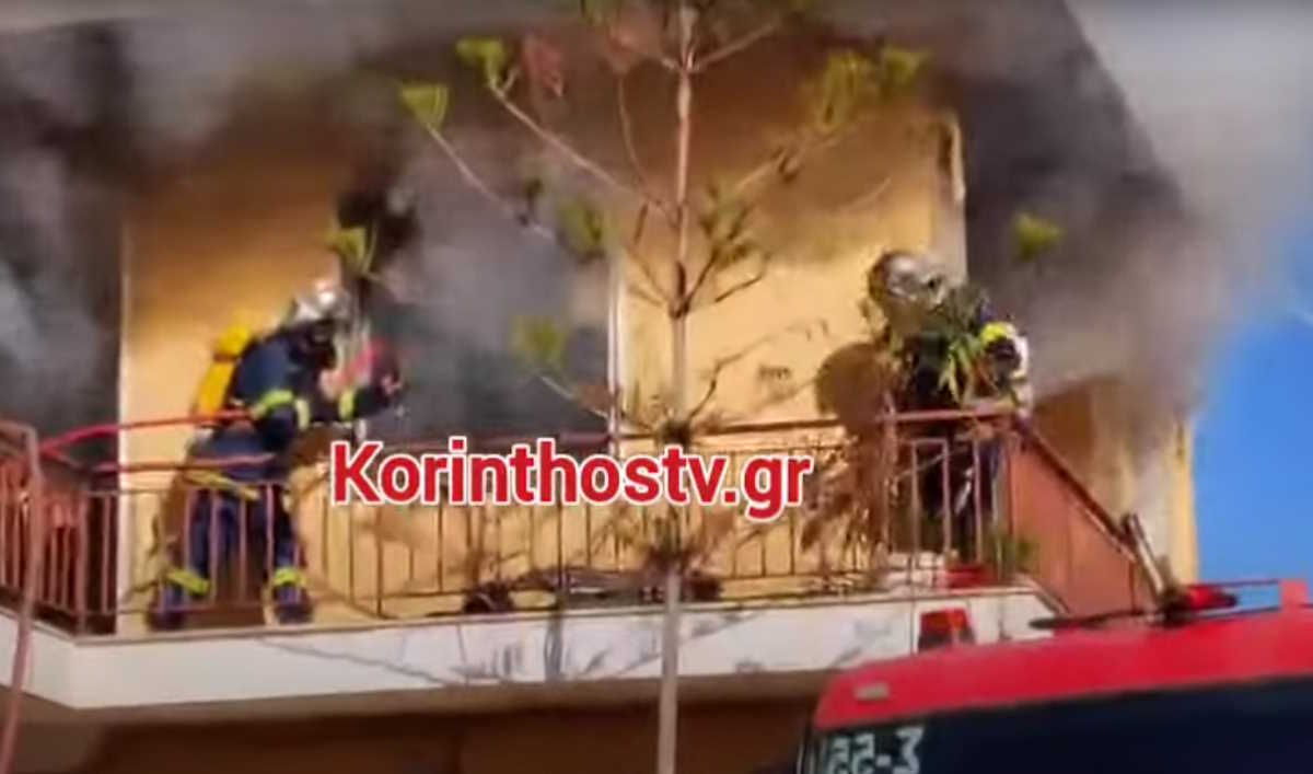 Κόρινθος: Η στιγμή του απεγκλωβισμού ηλικιωμένης από διαμέρισμα που πήρε φωτιά