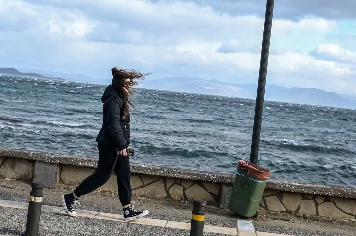 Καιρός σήμερα: Άνοδος θερμοκρασίας και τοπικές βροχές