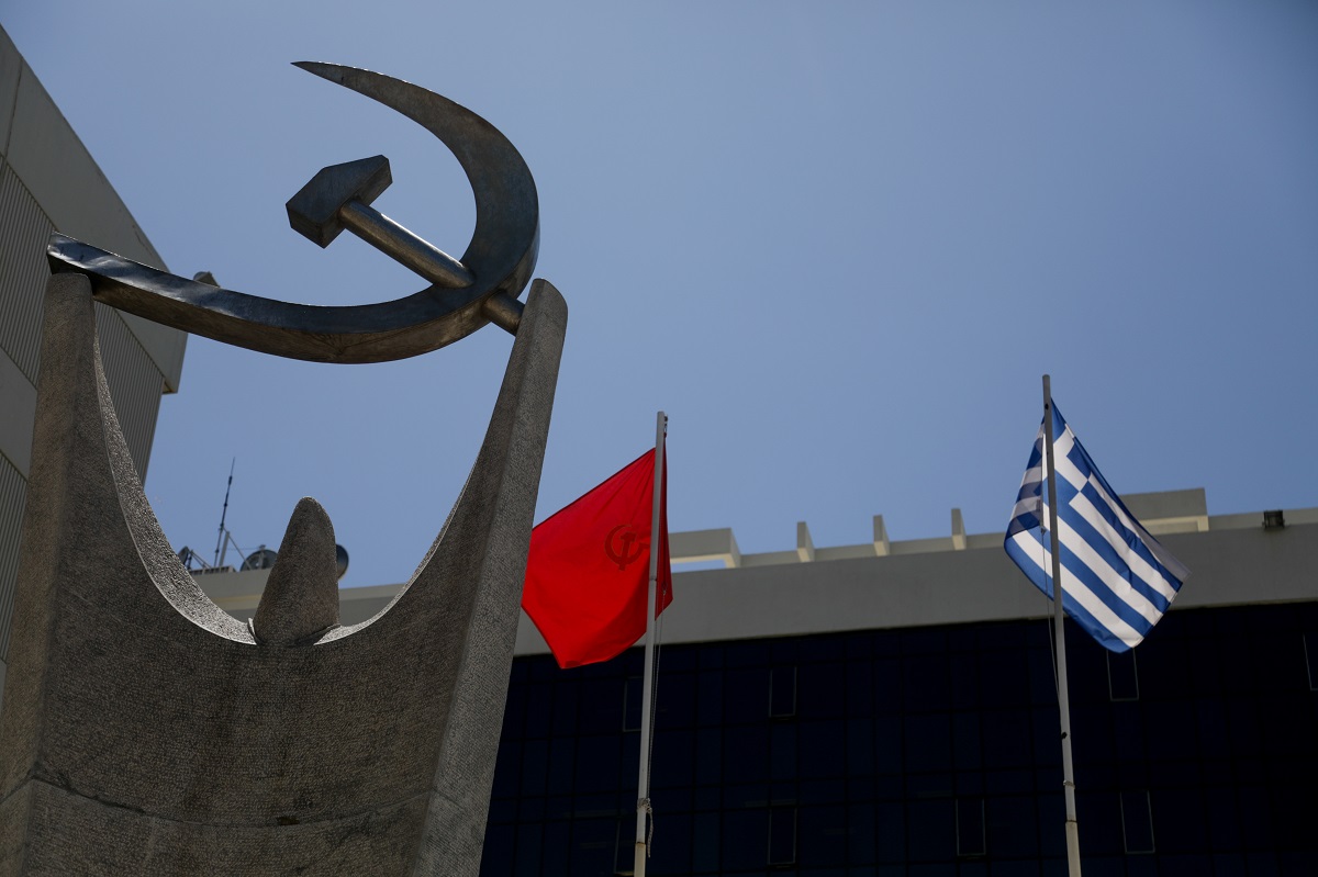 Συλλυπητήρια ΚΚΕ για την απώλεια του Κώστα Σημίτη: Σύνδεσε το όνομά του με σπουδαία πολιτικά γεγονότα