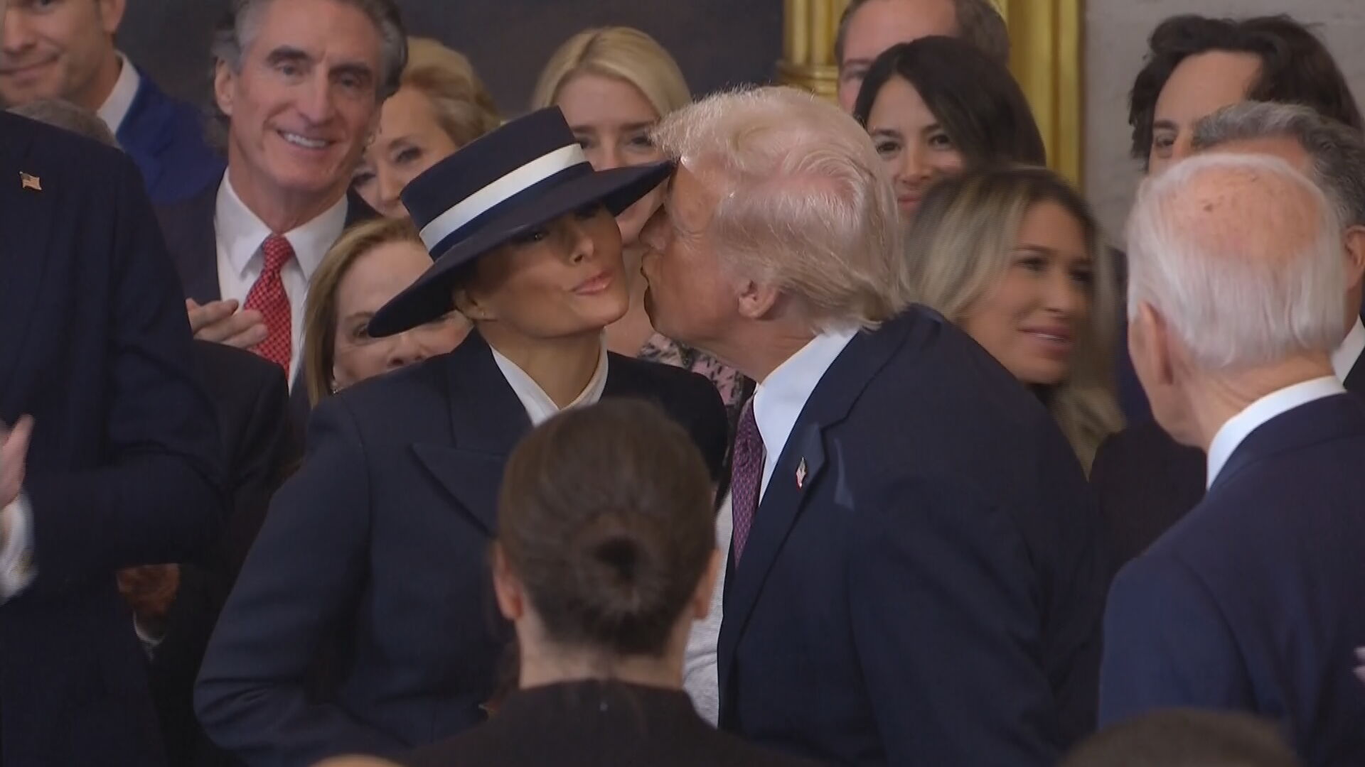 Το αμήχανο, εξ’ αποστάσεως φιλί του Τραμπ στη Μελάνια, κατά την ορκωμοσία – Δείτε βίντεο 2 Το αμήχανο, εξ’ αποστάσεως φιλί του Τραμπ στη Μελάνια, κατά την ορκωμοσία – Δείτε βίντεο