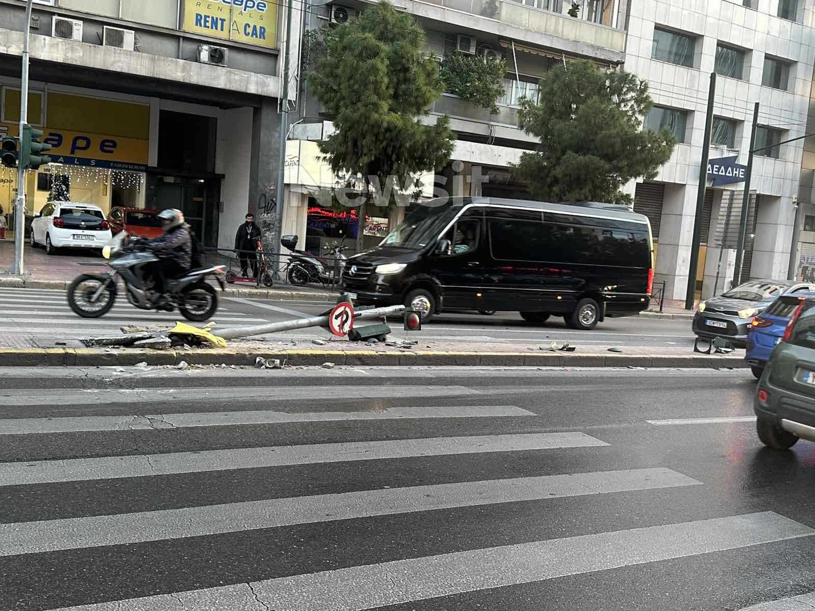 Τροχαίο με ταξί που χτυπά φανάρι στη λεωφόρο Συγγρού 17 Τροχαίο με ταξί που χτυπά φανάρι στη λεωφόρο Συγγρού