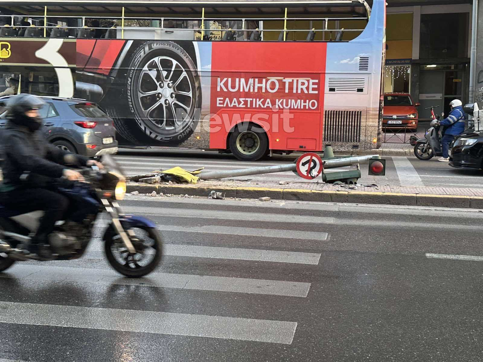 Τροχαίο με ταξί που χτυπά φανάρι στη λεωφόρο Συγγρού 14 Τροχαίο με ταξί που χτυπά φανάρι στη λεωφόρο Συγγρού