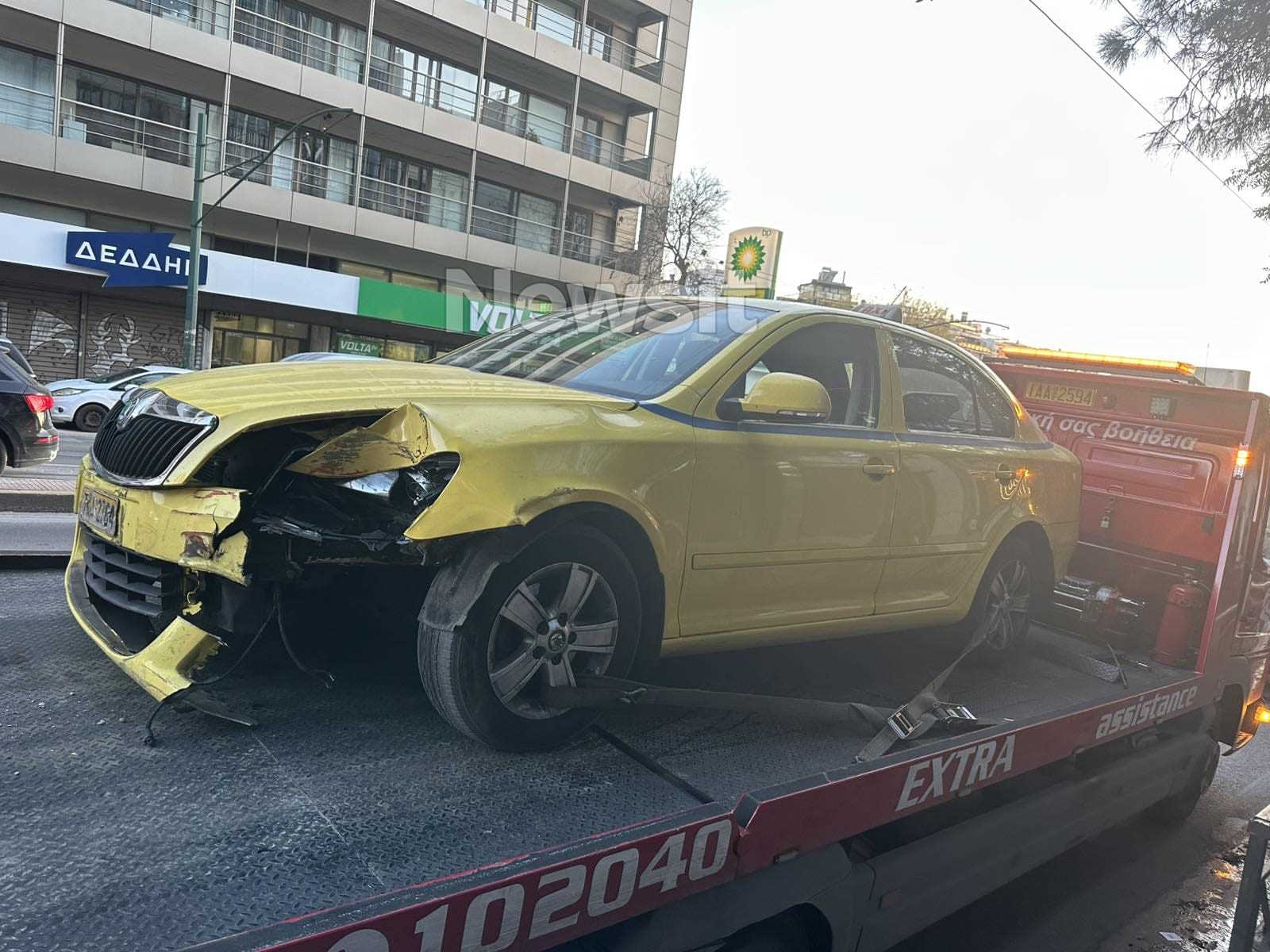 Τροχαίο με ταξί που χτυπά φανάρι στη λεωφόρο Συγγρού