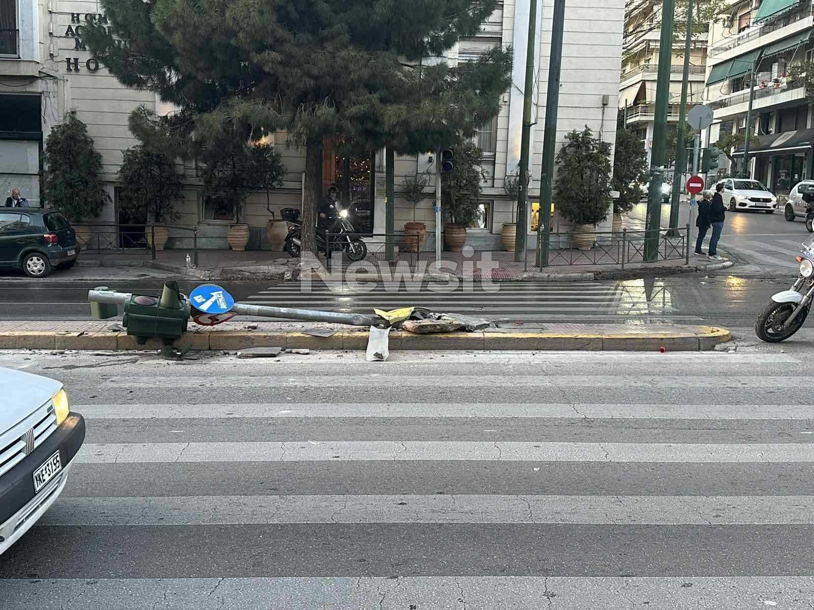 Τροχαίο με ταξί που χτυπά φανάρι στη λεωφόρο Συγγρού 15 Τροχαίο με ταξί που χτυπά φανάρι στη λεωφόρο Συγγρού